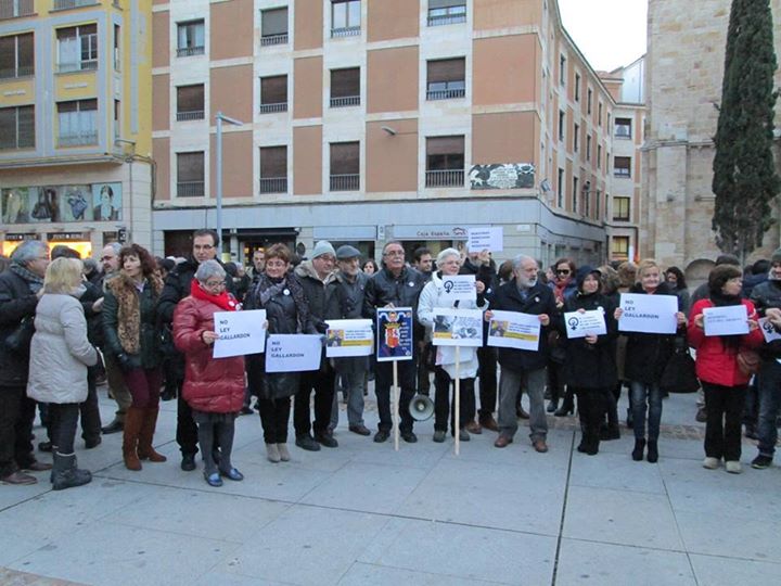 La Secretaria de la Asociaci&oacute;n Mujeres Progresistas, Manoli Santiago, di&oacute; lectura al Manifiesto P&uacute;blico &ldquo;En defensa de la Libertad de las Mujeres&rdquo;, contra la Ley Gallard&oacute;n del PP.