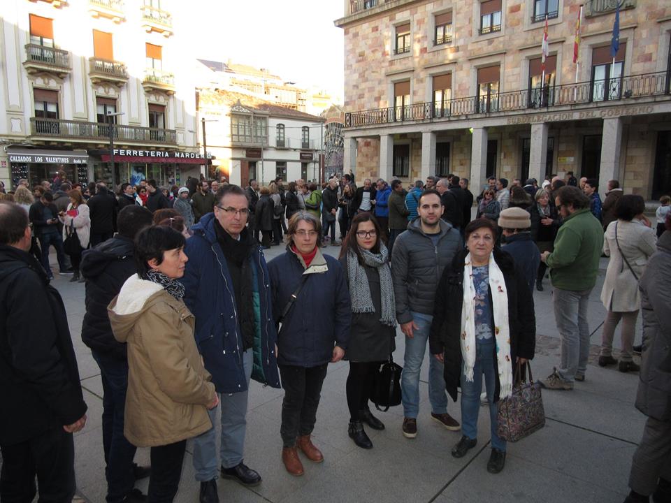 <div><strong>Representantes del PSOE y de las Juventudes Socialistas de Zamora en la concentraci&oacute;n de apoyo a los refugiados pol&iacute;ticos de Siria</strong></div><div>&nbsp;</div>