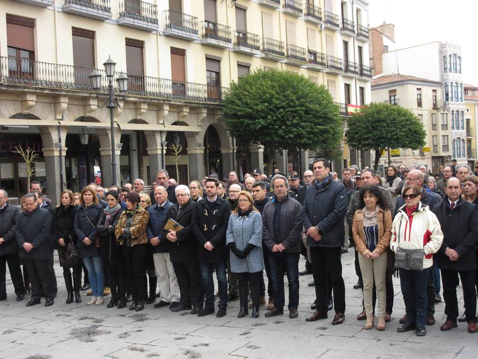 <strong>Representantes del PSOE de Zamora en la concentraci&oacute;n en memoria de las v&iacute;ctimas de Bruselas y contra el terrorismo</strong>