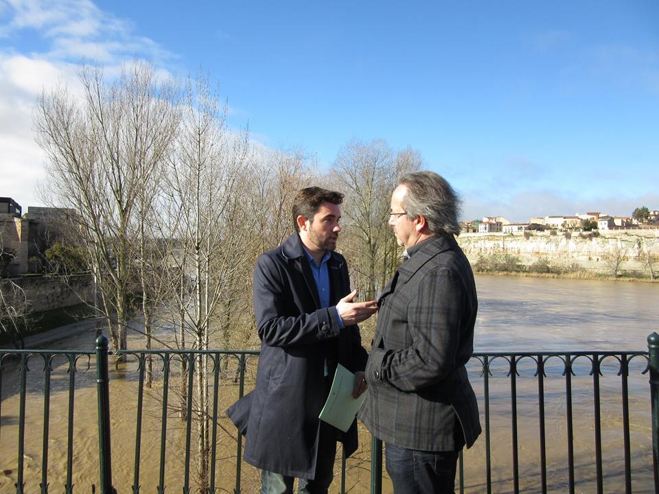 <div><strong>La Policía Municipal corta los paseos de las riberas ante la crecida del Río Duero en Zamora</strong></div>