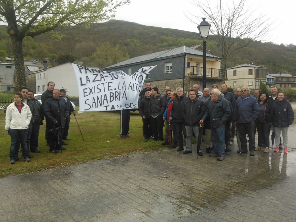 <div><strong>Representantes del PSOE reivindican junto a los vecinos al arreglo urgente de la carretera de Porto de Sanabria</strong></div>
