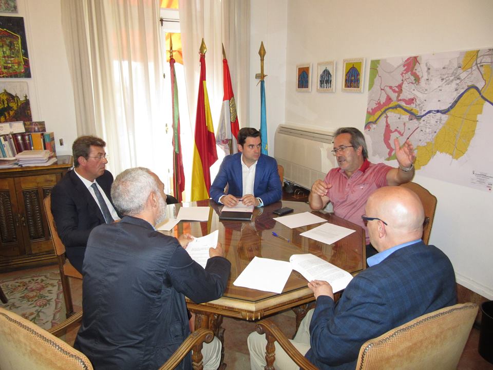 <div><strong>Reunión del Alcalde Francisco Guarido y el 1er Teniente de Alcalde Antidio Fagúndez con el Presidente de la Junta Pro Semana Santa Antonio Martín Alén y miembros de la Junta de Cofradías hoy Miér