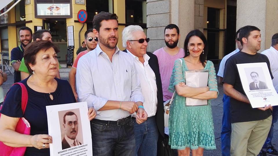 <div><strong>Representantes del PSOE de Zamora en la concentraci&oacute;n del Foro por la Memoria de Zamora de apoyo al cumplimiento de la Ley de la Memoria Hist&oacute;rica hoy Martes</strong></div><div><br /></div>