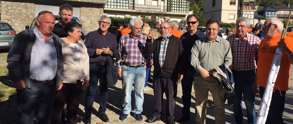 <strong>Representantes del PSOE junto a los vecinos de Porto de Sanabria reclamando el arreglo de la carretera a la Junta de Castilla y Le&oacute;n</strong>