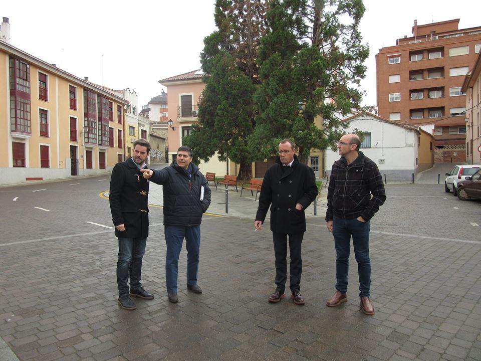 <div><strong>Antidio Fagúndez aborda con los vecinos la reordenación del tráfico en el Barrio de La Lana</strong></div>