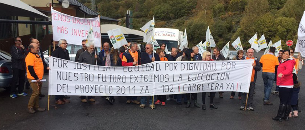 <div><strong>Representantes del PSOE en la movilizaci&oacute;n de Porto de Sanabria reclamando el arreglo de la carretera</strong></div>