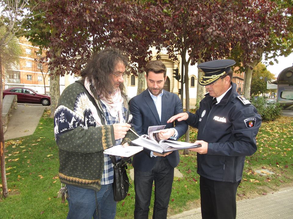 <div><strong>Antidio Fag&uacute;ndez visita el Barrio de San L&aacute;zaro para abordar mejoras en la ordenaci&oacute;n del Tr&aacute;fico y Seguridad Vial&nbsp;</strong></div>