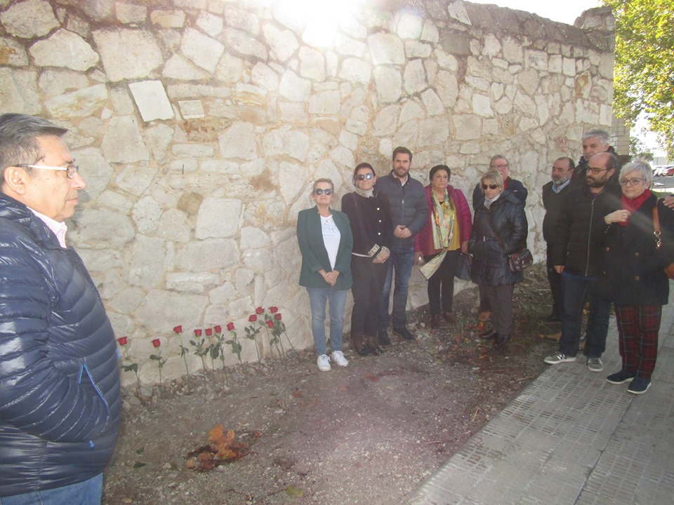 <strong>13 rosas rojas en memoria de las v&iacute;citmas del franquismo</strong>