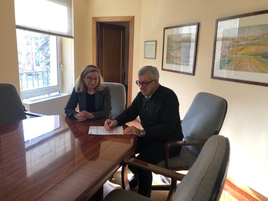 <strong>El Ayuntamiento de Puebla de Sanabria y el INSS firman la cesi&oacute;n de uso del Solar que se destinar&aacute; para Aparcamiento P&uacute;blico</strong>