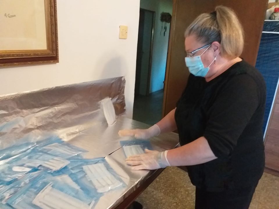 <strong>Los vecinos de Pe&ntilde;ausende confeccionan mascarillas contra el COVID-19</strong>