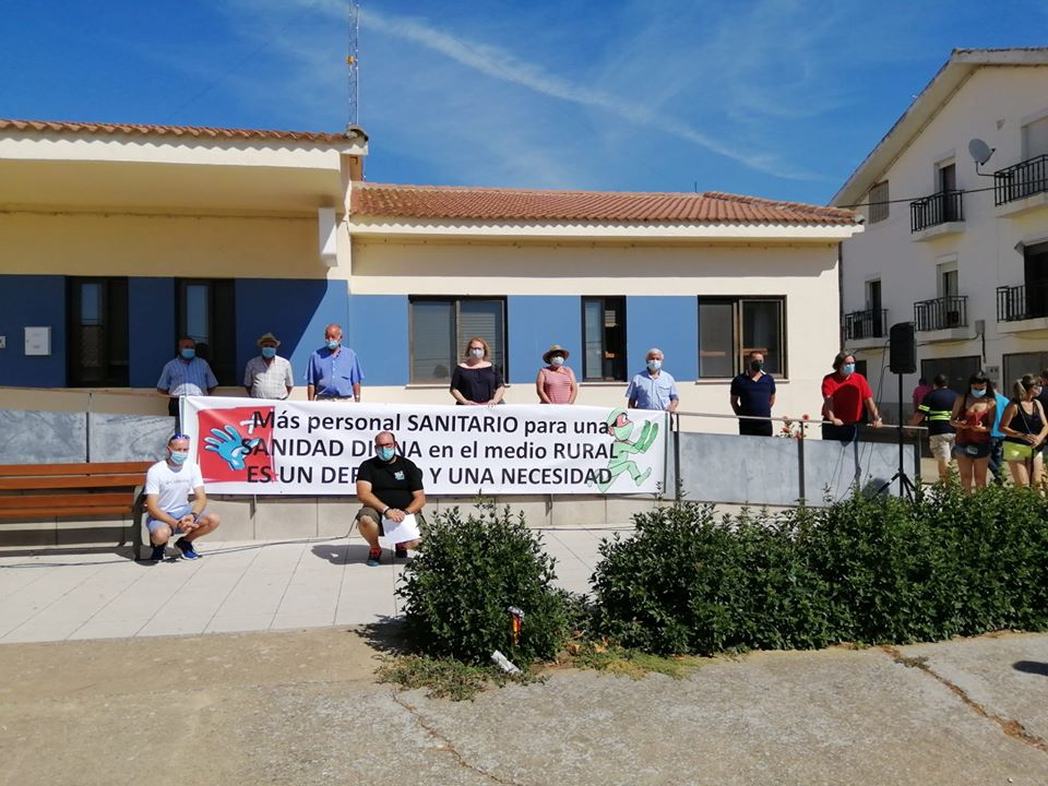 <strong>Representantes del PSOE de Benavente y Los Valles en la concentraci&oacute;n convocada por la &ldquo;Asociaci&oacute;n Camarzana Viva&rdquo; para la reapertura de los consultorios</strong>