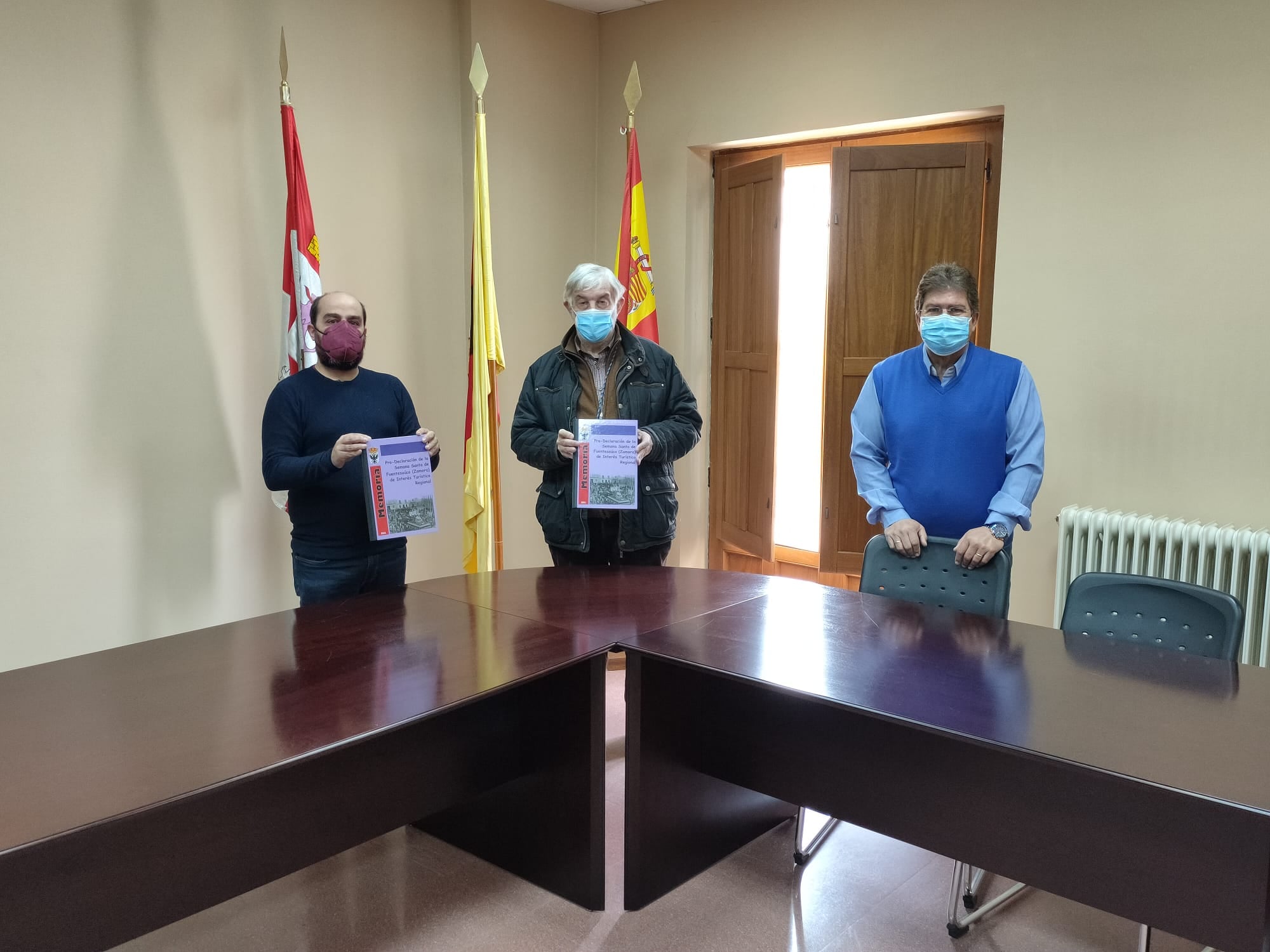 <strong>El Historiador y Cronista de Fuentesa&uacute;co, Santiago Samaniego, entrega a la villa la Memoria Pro Declaraci&oacute;n de su Semana Santa de Inter&eacute;s Tur&iacute;stico Regional</strong>