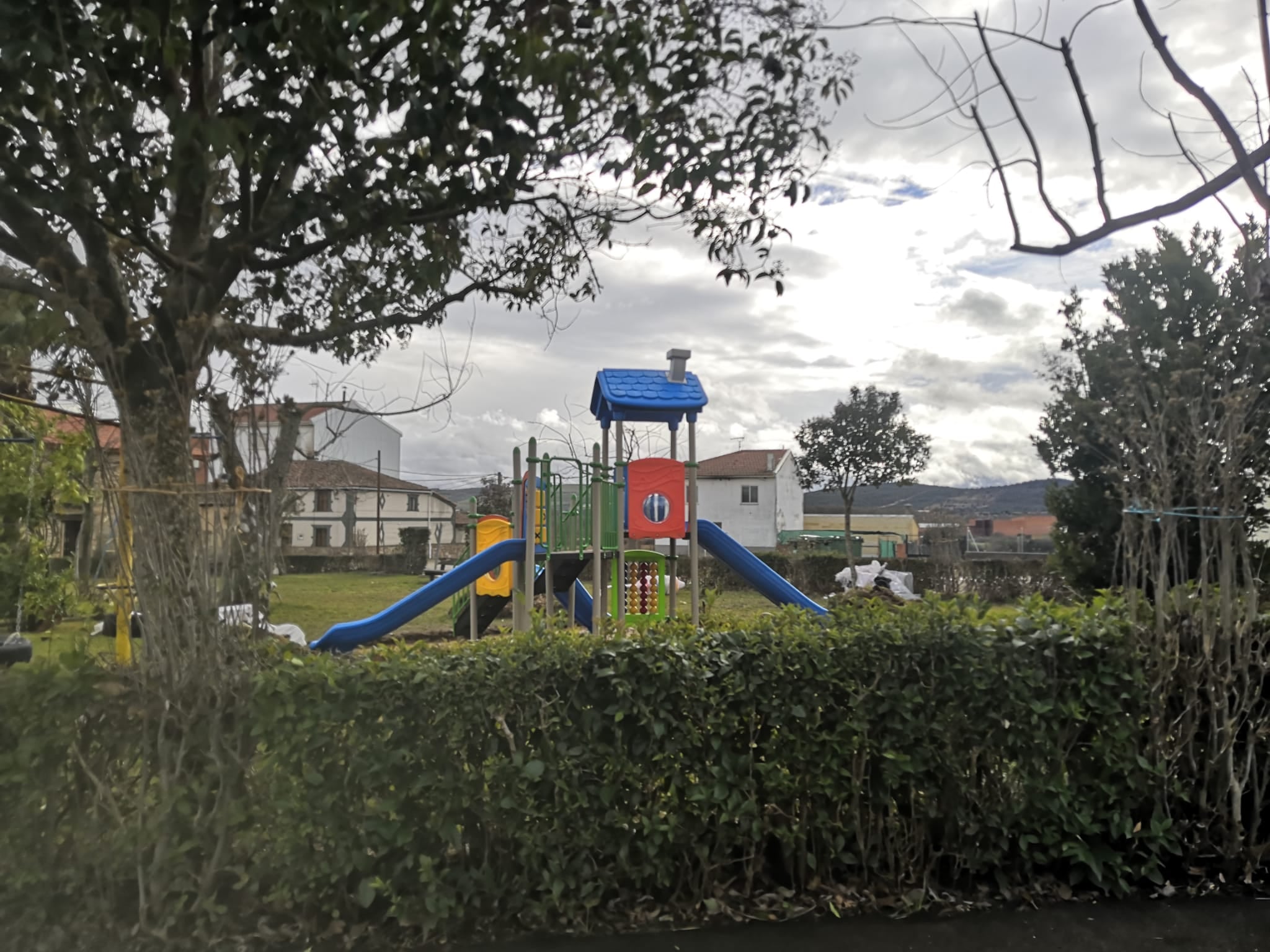 <div><strong>El Ayuntamiento de T&aacute;bara renueva los parques de La Ca&ntilde;ada y San Lorenzo</strong></div>