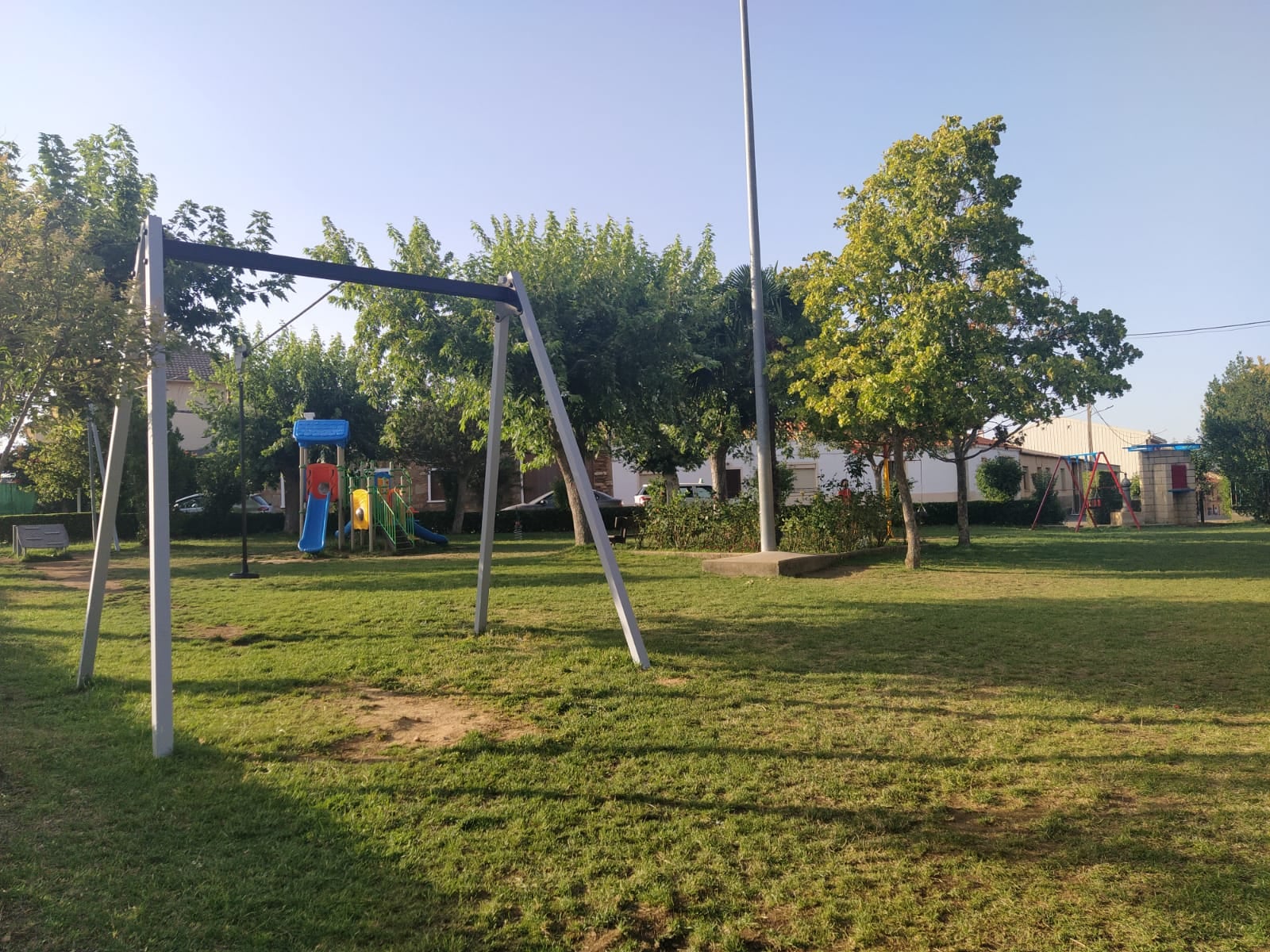 <div><strong>El Ayuntamiento de T&aacute;bara remodela los parques infantiles de La Ca&ntilde;ada y San Lorenzo</strong></div>