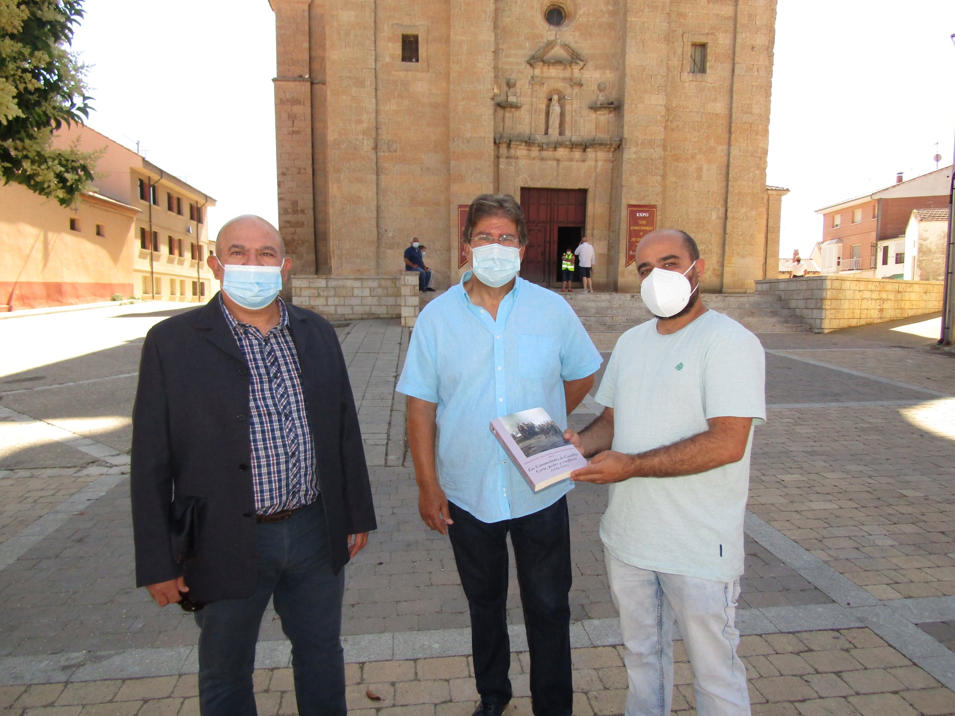 <strong>El historiador saucano y profesor de la UAM Carlos Javier de Carlos dona a Fuentesa&uacute;co el libro &ldquo;Los Comuneros de Castilla: cortes poder y conflicto (1516-1525)"</strong>