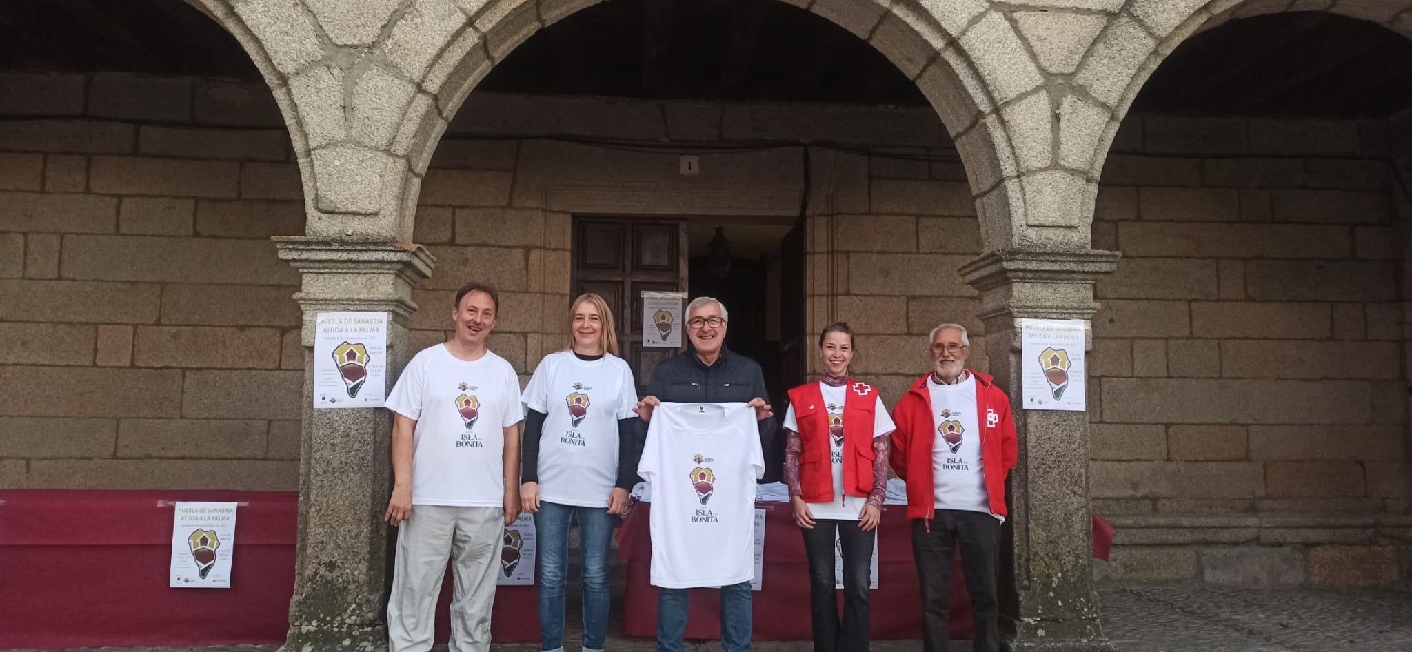 <strong>El Ayuntamiento de Puebla de Sanabria junto con Los Pueblos m&aacute;s Bonitos de Espa&ntilde;a, con la colaboraci&oacute;n de la Cruz Roja, se vuelcan con los vecinos de La Palma</strong>