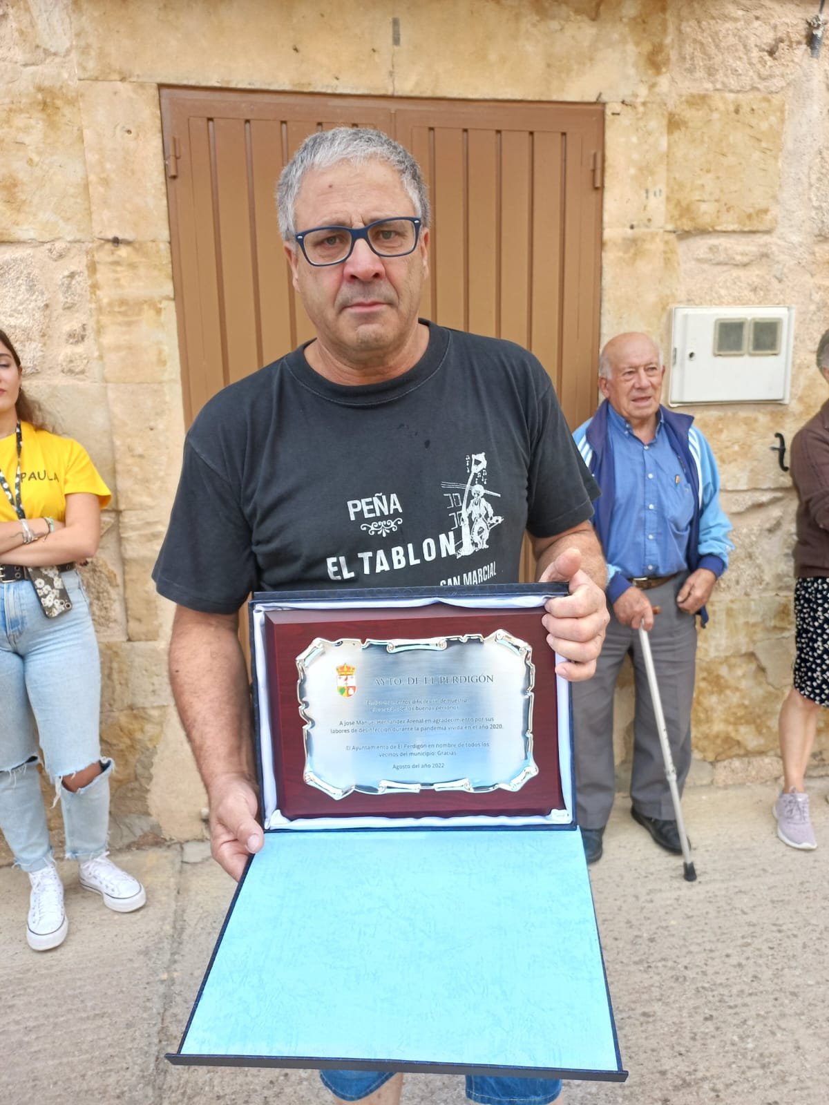 <strong>El Perdig&oacute;n, San Marcial y Tardobispo rinden homenaje al Vecino Jos&eacute; Manuel Hern&aacute;ndez por su labor altruista de desinfecci&oacute;n durante el confinamiento del Covid</strong>