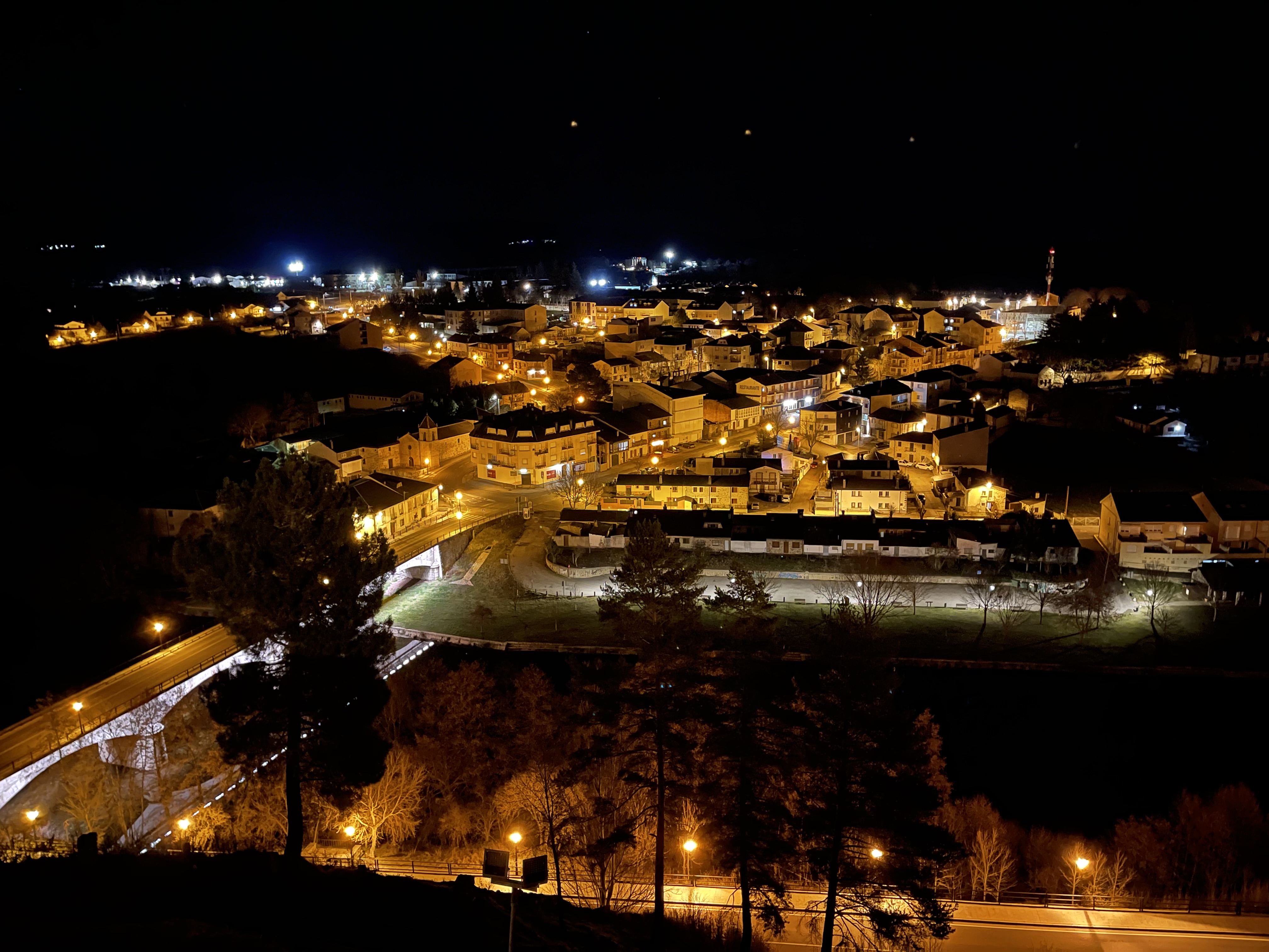 <strong>El Ayuntamiento de Puebla de Sanabria gestionar&aacute; un DUS 5000 para la renovaci&oacute;n a led del alumbrado p&uacute;blico de los viales principales de la Villa</strong>