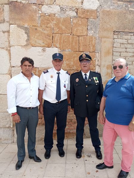 <div><strong>Ángel Calleja y José Hernández con los vecinos de Villaralbo en las Fiestas de la Asunción</strong></div> <div><strong>Ángel Calleja y José Hernández con los vecinos de Villaralbo en las Fiestas de la Asunción</strong></div>